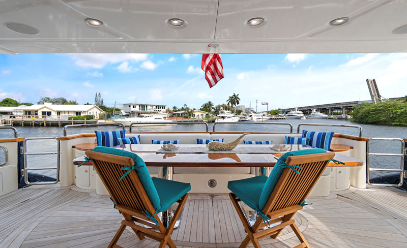 Charter Yacht Vivere Aft dining