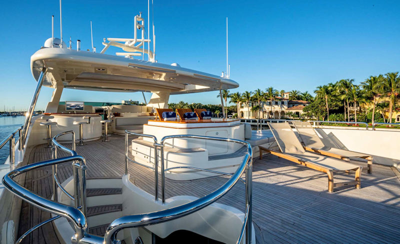 Charter Yacht Vivere Main Deck