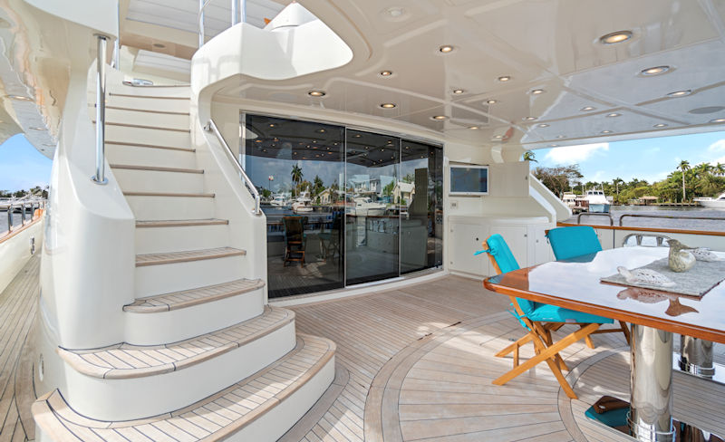 Charter Yacht Vivere Midship